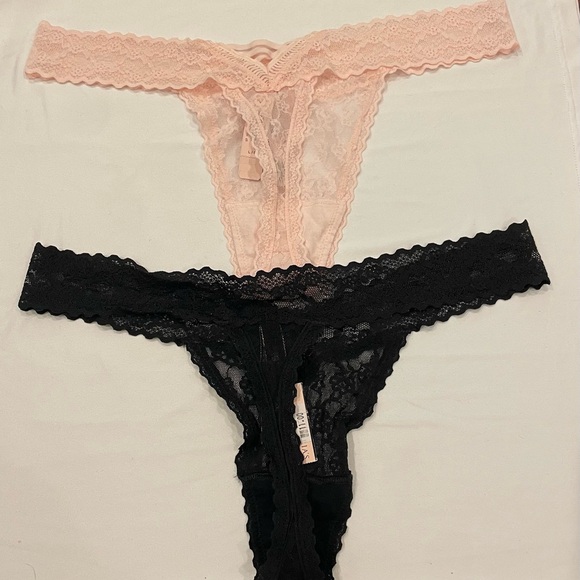 NEW WITH TAGS VICTORIA’S SECRET SIZE L 2PK OF BLACK AND PINK LACE THONGS - Picture 2 of 8